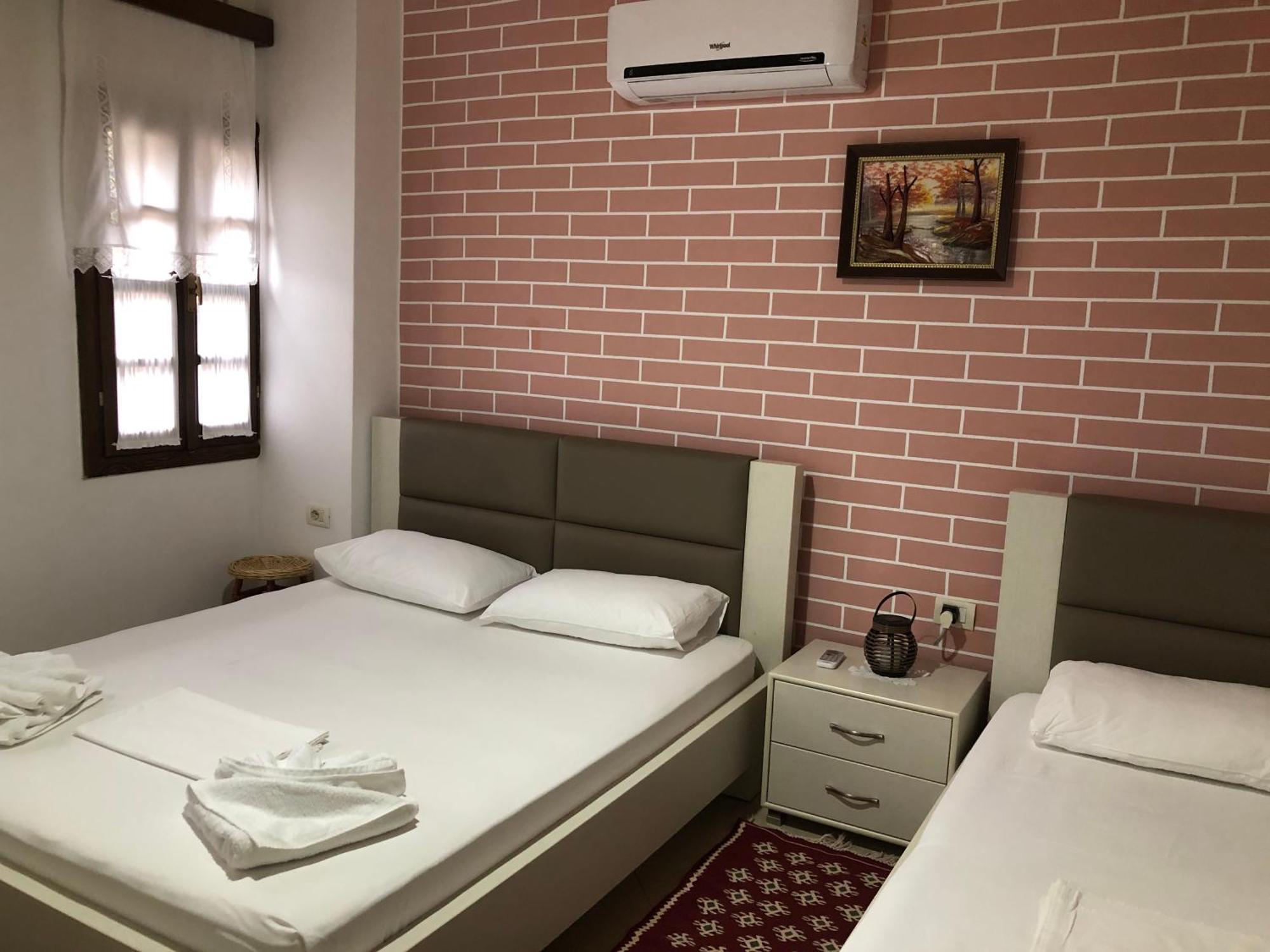Dhimitri'S Guest House 베라트 외부 사진