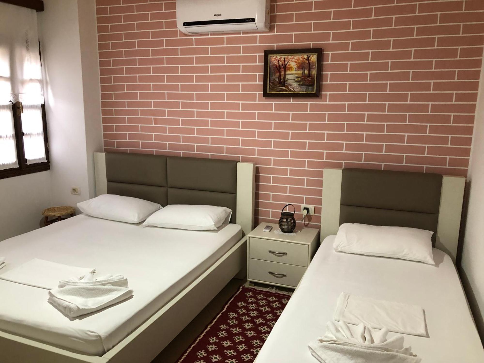 Dhimitri'S Guest House 베라트 외부 사진