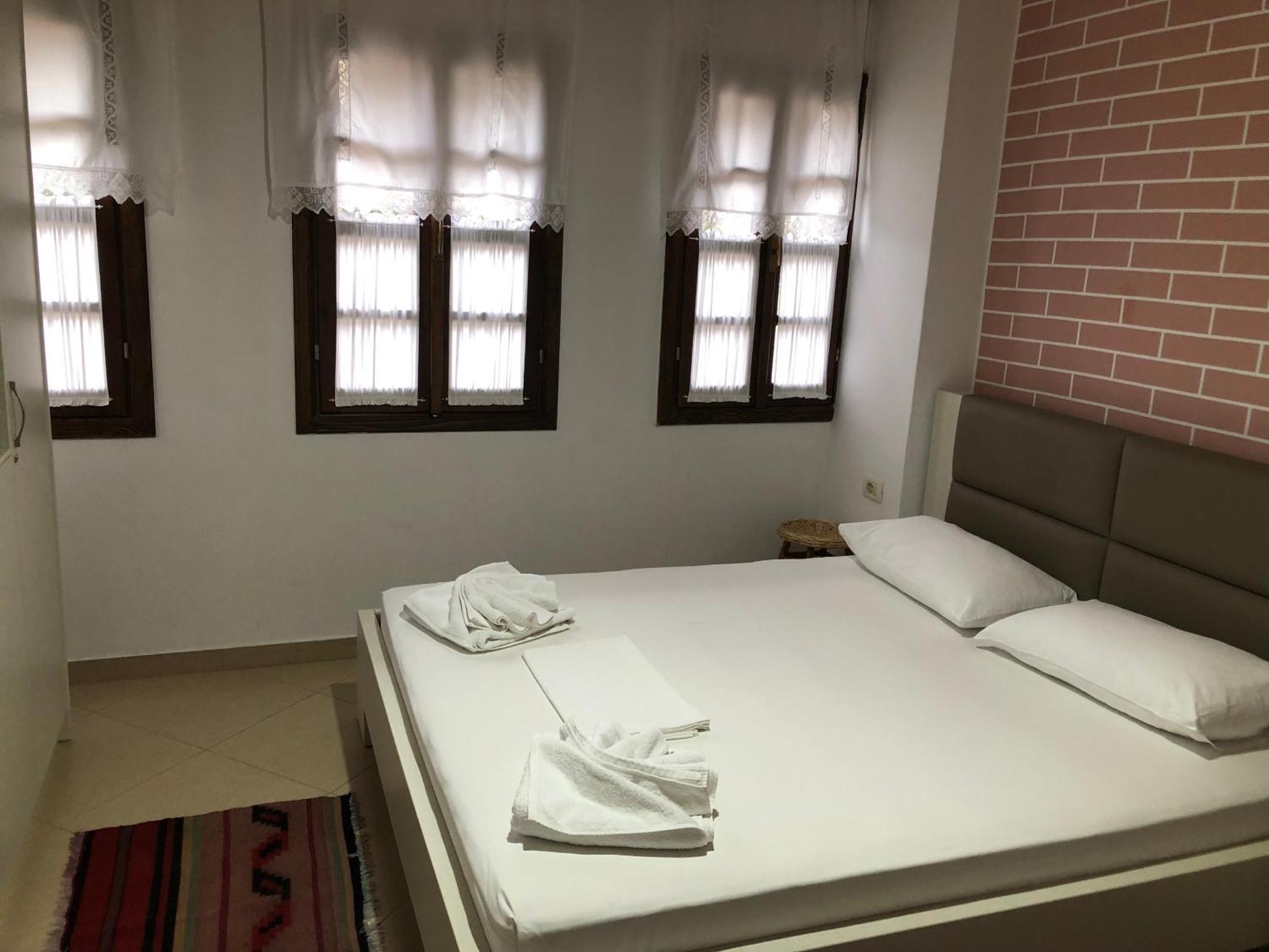 Dhimitri'S Guest House 베라트 외부 사진