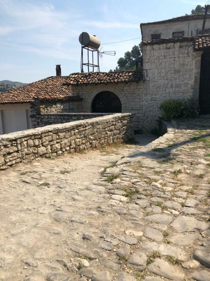 Dhimitri'S Guest House 베라트 외부 사진
